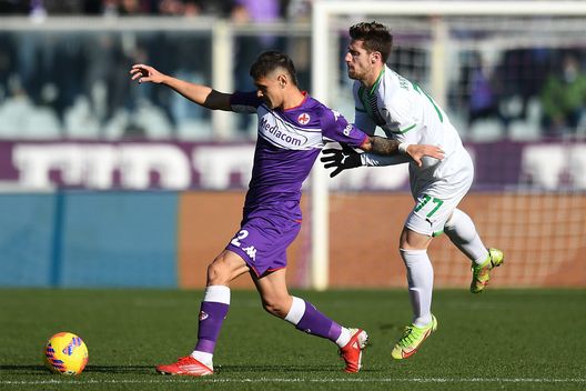 FLORENCE, ITALY - DECEMBER 19: Lucas Martinez Quarta of ACF Fiorentina competes for the ball with Georgios Kyriakopoulos of US Sassuolo during the Serie A match between ACF Fiorentina and US Sassuolo at Stadio Artemio Franchi on December 19, 2021 in Florence, Italy. (Photo by Alessandro Sabattini/Getty Images) FLORENCE, ITALY - DECEMBER 19: Lucas Martinez Quarta of ACF Fiorentina competes for the ball with Georgios Kyriakopoulos of US Sassuolo during the Serie A match between ACF Fiorentina and US Sassuolo at Stadio Artemio Franchi on December 19, 2021 in Florence, Italy. (Photo by Alessandro Sabattini/Getty Images)