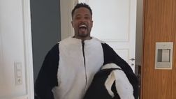 Evra, ma perché? Si traveste da panda e si scatena… (VIDEO)