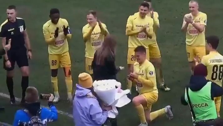 Gol e proposta di matrimonio: ma il bodyguard respinge la “futura moglie” Gol e proposta di matrimonio: ma il bodyguard respinge la “futura moglie” - immagine 1