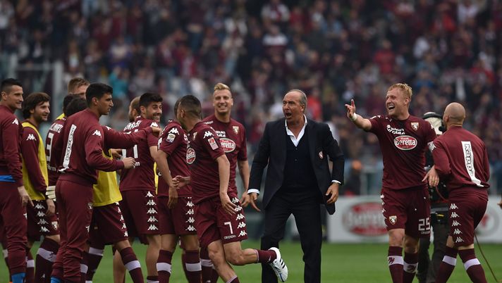 TURIN, ITALY - APRIL 26: Torino FC head coach Giampiero Ventura (C) with his players celebrates the victory at the end of the Serie A match between Torino FC and Juventus FC at Stadio Olimpico di Torino on April 26, 2015 in Turin, Italy. (Photo by Valerio Pennicino/Getty Images) Ci fosse stato il Var…Ventura: “Avremmo vinto 5-6 derby in più…” - immagine 1