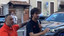 Milan, l’arrivo di alcuni calciatori rossoneri in albergo | VIDEO PM