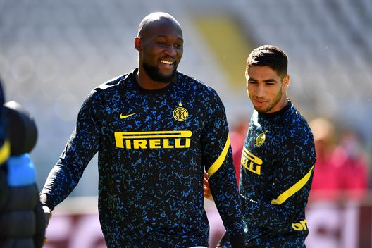 TURIN, ITALY - MARCH 14: Romelu Lukaku of Internazionale warms up prior to the Serie A match between Torino FC and FC Internazionale at Stadio Olimpico di Torino on March 14, 2021 in Turin, Italy. Sporting stadiums around Italy remain under strict restrictions due to the Coronavirus Pandemic as Government social distancing laws prohibit fans inside venues resulting in games being played behind closed doors. (Photo by Valerio Pennicino/Getty Images) TURIN, ITALY - MARCH 14: Romelu Lukaku of Internazionale warms up prior to the Serie A match between Torino FC and FC Internazionale at Stadio Olimpico di Torino on March 14, 2021 in Turin, Italy. Sporting stadiums around Italy remain under strict restrictions due to the Coronavirus Pandemic as Government social distancing laws prohibit fans inside venues resulting in games being played behind closed doors. (Photo by Valerio Pennicino/Getty Images)
