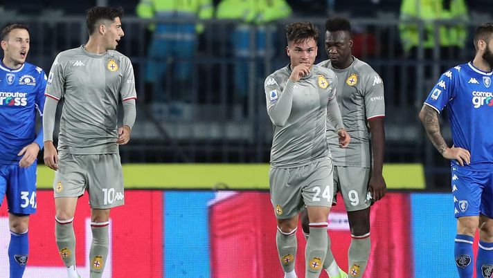 EMPOLI, ITALY - NOVEMBER 05: Junior Flavio Bianchi #24 of Genoa CFC celebrates after scoring his second goal during the Serie A match between Empoli FC v Genoa CFC at Stadio Carlo Castellani on November 5, 2021 in Empoli, Italy. (Photo by Gabriele Maltinti/Getty Images) Pagelle Empoli – Genoa 2-2: Bianchi salva il Grifone nel finale! – Voti Fantacalcio - immagine 1