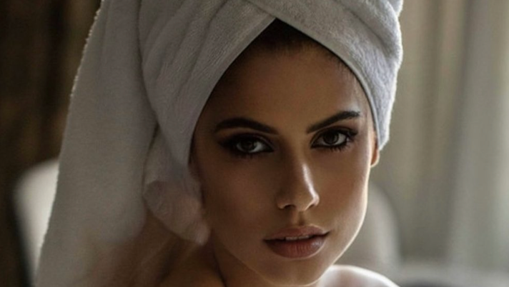 Ines sempre più bollente sui social. La Trocchia scatena il web col suo décolleté - immagine 1