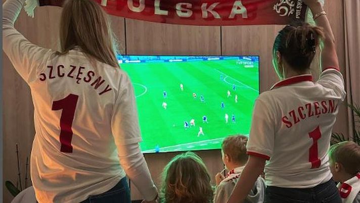 Polonia-Argentina, la famiglia di Szczęsny davanti alla tv. Lui para rigore a Messi - immagine 1
