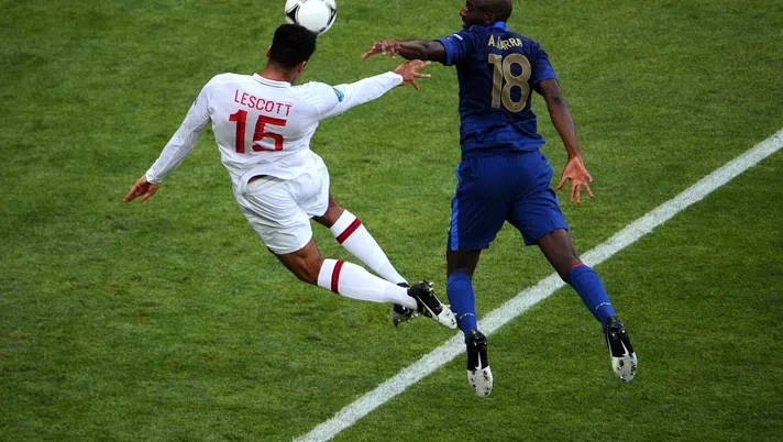 Alou Diarra e Joleon Lescott in uno scontro di gioco (Getty Images)