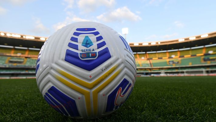 VERONA, ITALY - APRIL 20: Detailed view of a match ball prior to the Serie A match between Hellas Verona FC and ACF Fiorentina at Stadio Marcantonio Bentegodi on April 20, 2021 in Verona, Italy. Sporting stadiums around Italy remain under strict restrictions due to the Coronavirus Pandemic as Government social distancing laws prohibit fans inside venues resulting in games being played behind closed doors. (Photo by Alessandro Sabattini/Getty Images) VERONA, ITALY - APRIL 20: Detailed view of a match ball prior to the Serie A match between Hellas Verona FC and ACF Fiorentina at Stadio Marcantonio Bentegodi on April 20, 2021 in Verona, Italy. Sporting stadiums around Italy remain under strict restrictions due to the Coronavirus Pandemic as Government social distancing laws prohibit fans inside venues resulting in games being played behind closed doors. (Photo by Alessandro Sabattini/Getty Images)