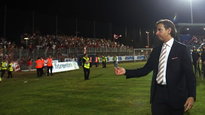 LATINA, ITALY - JUNE 11: President of Bari Gianluca Paparesta shows his dejection after the Serie B playoff match between US Latina and AS Bari at Stadio Domenico Francioni on June 11, 2014 in Latina, Italy. (Photo by Maurizio Lagana/Getty Images) Paparesta: “La partecipazione all’azione di Giroud non è stata valutata in modo accurato” - immagine 1