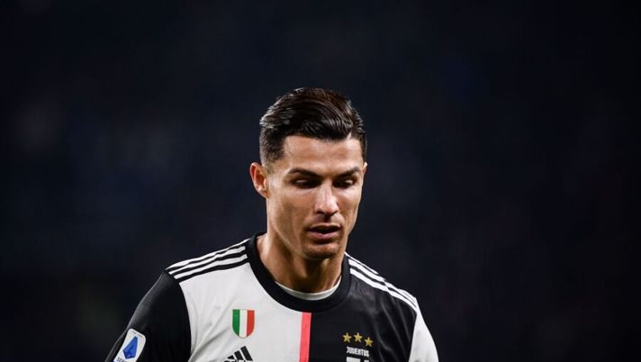 Juventus' Portuguese forward Cristiano Ronaldo leaves the pitch to be substituted during the Italian Serie A football match Juventus vs AC Milan on November 10, 2019 at the Juventus Allianz stadium in Turin. (Photo by Marco Bertorello / AFP) (Photo by MARCO BERTORELLO/AFP via Getty Images) Novità Ronaldo: cosa urlava a Sarri, l’idea dello staff sull’infortunio e la scelta sul Portogallo- immagine 1