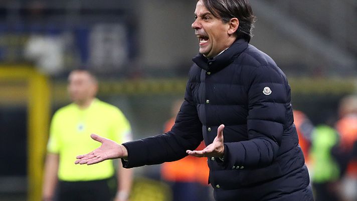MILAN, ITALY - MARCH 04: Simone Inzaghi, Head Coach of FC Internazionale, reacts during the Serie A TIM match between FC Internazionale and Genoa CFC - Serie A TIM at Stadio Giuseppe Meazza on March 04, 2024 in Milan, Italy. (Photo by Marco Luzzani/Getty Images) TACKLE DURO – Il derby dei media su quel che succederà a Inzaghi se esce con l’Atletico - immagine 1
