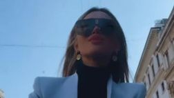 VIDEO / La fidanzata di Lautaro pedala elegante per le vie della città di Milano