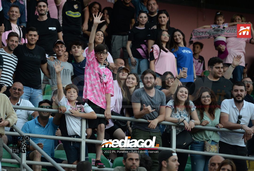 Fototifo, i tifosi allo stadio per Palermo-Feralpisaló 1-0 (gallery) - immagine 128