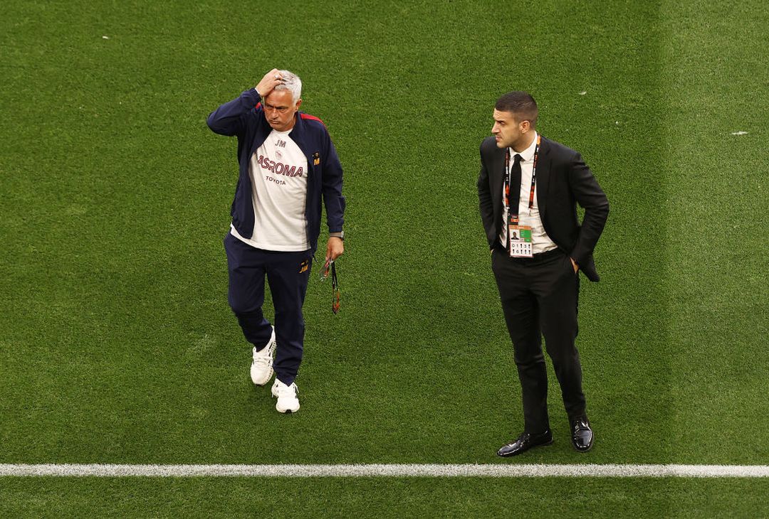 La Roma sul prato della Puskas Arena. Domani la finale – FOTO GALLERY - immagine 26