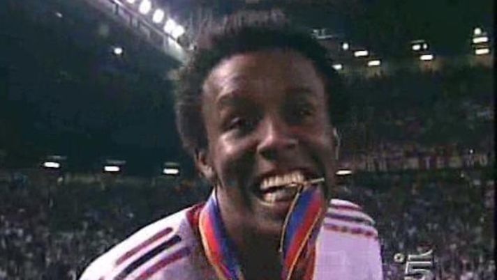 Roque Junior, ex difensore dell'AC Milan, mentre festeggia la vittoria della Champions League nel 2003 
