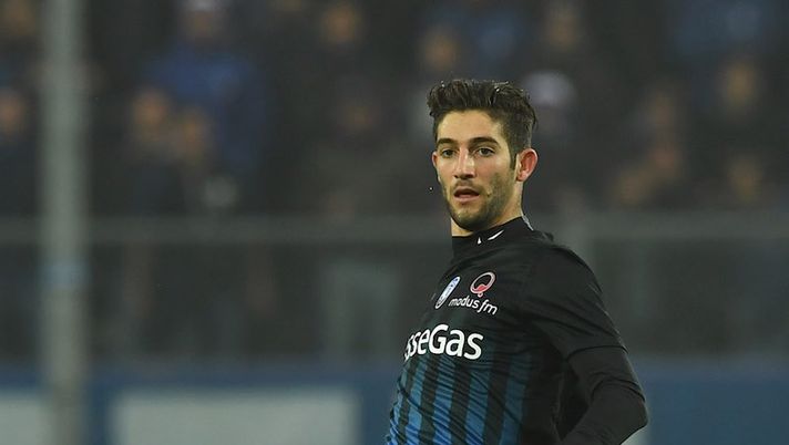 BERGAMO, ITALY - NOVEMBER 20: Roberto Gagliardini of Atalanta BC in action during the Serie A match between Atalanta BC and AS Roma at Stadio Atleti Azzurri d'Italia on November 20, 2016 in Bergamo, Italy. (Photo by Valerio Pennicino/Getty Images) Così giocherà l’Inter con Gagliardini: le due ipotesi tattiche e gli esclusi - immagine 1
