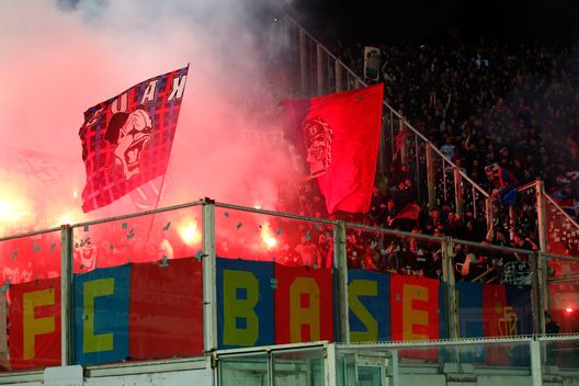 GERMOGLI PH: 11 MAGGIO 2023 FIRENZE STADIO ARTEMIO FRANCHI COPPA CONFERENCE LEAGUE FIORENTINA VS BASILEA NELLA FOTO TIFOSI BASILEA I tifosi del Basilea lasciano un brutto segno a Firenze: bus devastati- immagine 2