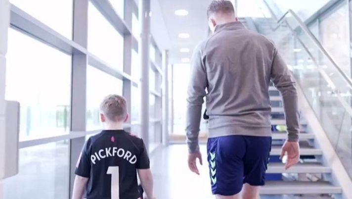 Pickford regala una gioia a Harry, 8 anni e un tumore al cervello: in campo insieme - immagine 1