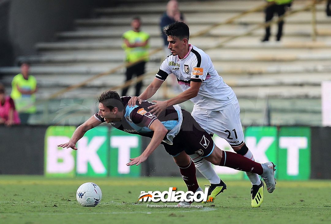  SALERNO, ITALY - AUGUST 25: Player of US Salernitana Francesco Di Tacchio vies with US Citta di Palermo player Antonio Fiordilino during the Serie B match between US Salernitana and US Citta di Palermo on August 25, 2018 in Salerno, Italy.  (Photo by Francesco Pecoraro/Getty Images) 