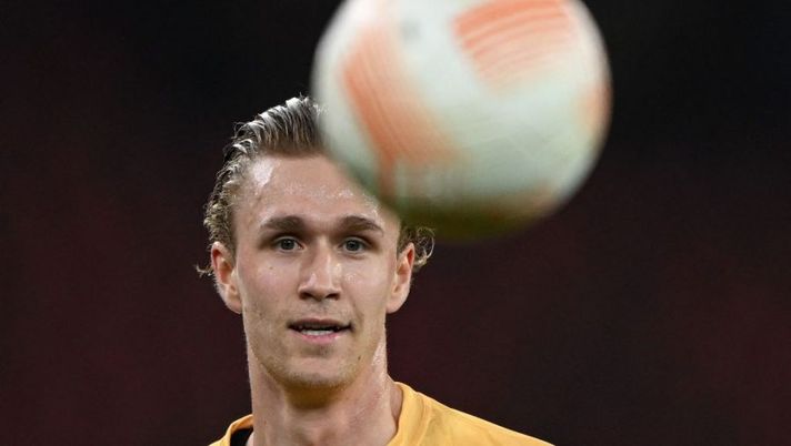 Bodo/Glimt's Norwegian forward Ola Solbakken eyes the ball during the UEFA Europa League football 1st round day 5 Group A match between FC Zurich and Bodo/Glimt at Letzigrund stadium in Zurich on October 27, 2022. (Photo by Fabrice COFFRINI / AFP) (Photo by FABRICE COFFRINI/AFP via Getty Images) Roma, ecco il ruolo al fanta e la quotazione di Solbakken. Gestitelo così - immagine 1