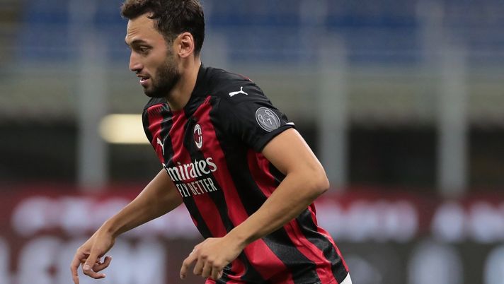 Hakan Calhanoglu (centrocampista AC Milan) durante Milan-Bodø/Glimt 3-2 (preliminari Europa League 2020-2021) | AC Milan News (Getty Images) 