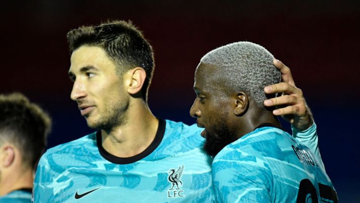 LINCOLN, ENGLAND - SEPTEMBER 24: Divock Origi of Liverpool celebrates with teammate Marko Grujic after scoring his team's seventh goal during the Carabao Cup third round match between Lincoln City and Liverpool at Sincil Bank Stadium on September 24, 2020 in Lincoln, England. Football Stadiums around United Kingdom remain empty due to the Coronavirus Pandemic as Government social distancing laws prohibit fans inside venues resulting in fixtures being played behind closed doors. (Photo by Peter Powell - Sky: “Il Sassuolo prova un altro acquisto internazionale: trattativa con il Liverpool” - immagine 1