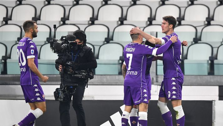 TURIN, ITALY - DECEMBER 22: Dusan Vlahovic of Fiorentina celebrates with teammates after scoring their team's first goal during the Serie A match between Juventus and ACF Fiorentina at Allianz Stadium on December 22, 2020 in Turin, Italy. Sporting stadiums around Italy remain under strict restrictions due to the Coronavirus Pandemic as Government social distancing laws prohibit fans inside venues resulting in games being played behind closed doors. (Photo by Valerio Pennicino/Getty Images) TURIN, ITALY - DECEMBER 22: Dusan Vlahovic of Fiorentina celebrates with teammates after scoring their team's first goal during the Serie A match between Juventus and ACF Fiorentina at Allianz Stadium on December 22, 2020 in Turin, Italy. Sporting stadiums around Italy remain under strict restrictions due to the Coronavirus Pandemic as Government social distancing laws prohibit fans inside venues resulting in games being played behind closed doors. (Photo by Valerio Pennicino/Getty Images)