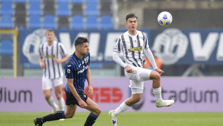 BERGAMO, ITALY - APRIL 18: Juventus player Paulo Dybala during the Serie A match between Atalanta BC and Juventus at Gewiss Stadium on April 18, 2021 in Bergamo, Italy. Sporting stadiums around Italy remain under strict restrictions due to the Coronavirus Pandemic as Government social distancing laws prohibit fans inside venues resulting in games being played behind closed doors. (Photo by Daniele Badolato - Juventus FC/Juventus FC via Getty Images) BERGAMO, ITALY - APRIL 18: Juventus player Paulo Dybala during the Serie A match between Atalanta BC and Juventus at Gewiss Stadium on April 18, 2021 in Bergamo, Italy. Sporting stadiums around Italy remain under strict restrictions due to the Coronavirus Pandemic as Government social distancing laws prohibit fans inside venues resulting in games being played behind closed doors. (Photo by Daniele Badolato - Juventus FC/Juventus FC via Getty Images)