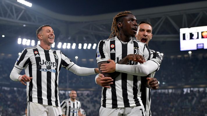 TURIN, ITALY - OCTOBER 17: Moise Kean of Juventus celebrates after scoring his team's first goal with teammates Federico Bernardeschi and Mattia De Sciglio during the Serie A match between Juventus and AS Roma at Allianz Stadium on October 17, 2021 in Turin, Italy. (Photo by Daniele Badolato - Juventus FC/Juventus FC via Getty Images ) bernardeschi