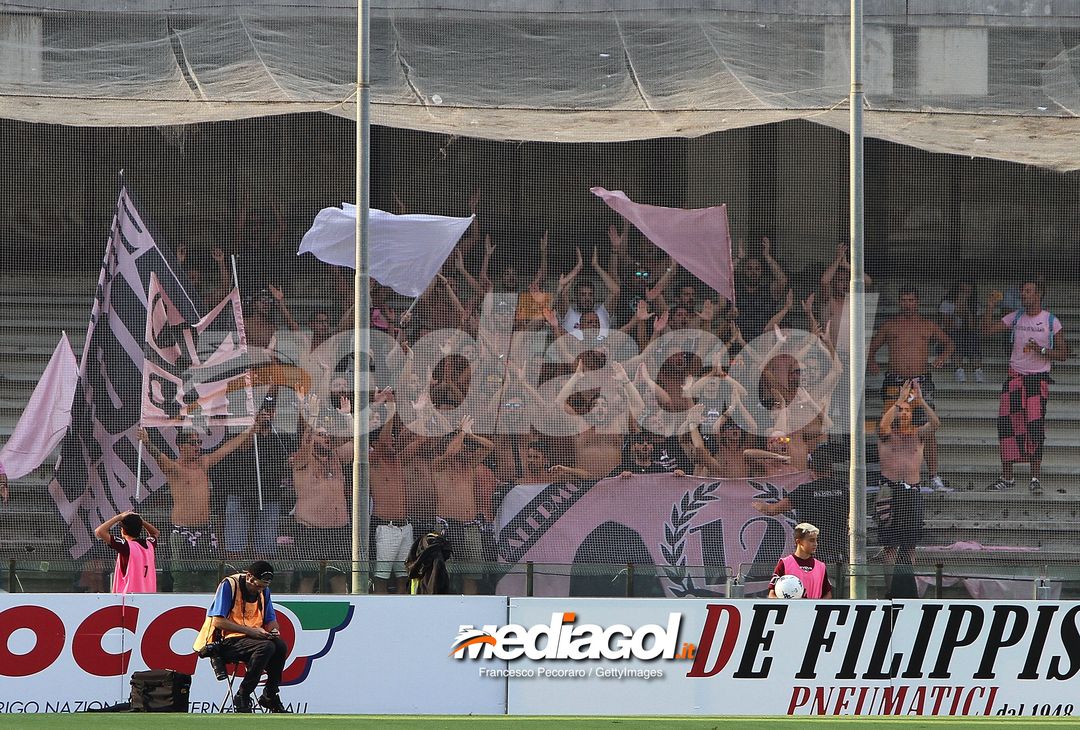  SALERNO, ITALY - AUGUST 25:  US Citta di Palermo supporters cheer their team during the Serie B match between US Salernitana and US Citta di Palermo on August 25, 2018 in Salerno, Italy.  (Photo by Francesco Pecoraro/Getty Images) 