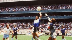 Maradona, 35 anni fa la “Mano de Dios” e il Pata Castro canta per lui (video)