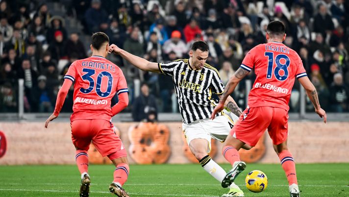 TURIN, ITALY - FEBRUARY 12: Federico Gatti of Juventus is challenged by Lautaro Giannetti and Perez Nehuen of Udinese during the Serie A TIM match between Juventus and Udinese Calcio - Serie A TIM at Allianz Stadium on February 12, 2024 in Turin, Italy. (Photo by Daniele Badolato - Juventus FC/Juventus FC via Getty Images ) Juventus-Udinese 0-1 / Il top ed il flop: Bomber Lautaro, ma non Martinez - immagine 1