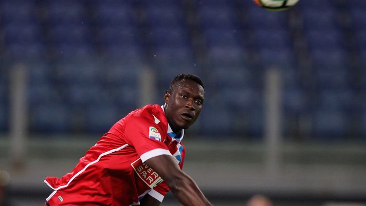 ROME, ITALY - AUGUST 20:  Spal goalkeeper Alfred Gomis in action during the Serie A match between SS Lazio and Spal at Olimpico Stadium on August 20, 2017 in Rome, Italy.  (Photo by Paolo Bruno/Getty Images)