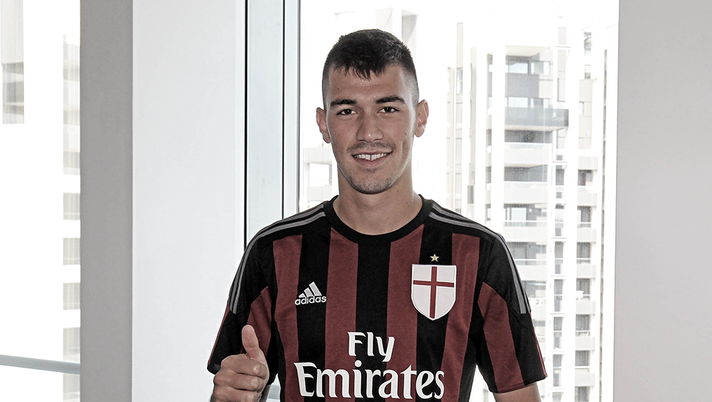 Alessio Romagnoli il giorno della sua firma con il Milan, 11 agosto 2015 (credits: acmilan.com) 