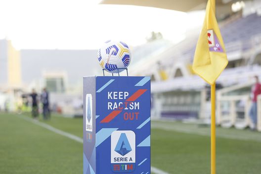 FLORENCE, ITALY - SEPTEMBER 19: General view 'Keep racism out' during the Serie A match between ACF Fiorentina and Torino FC at Stadio Artemio Franchi on September 19, 2020 in Florence, Italy. (Photo by Gabriele Maltinti/Getty Images) Vergogna in Francia, banana lanciata a Richarlison. La denuncia dell’attaccante- immagine 2
