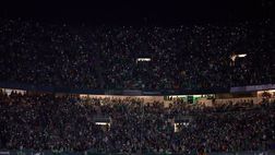 Derby di Siviglia, tifoso del Betis insulta i rivali: ma cade! Dal semaforo cui si era aggrappato…