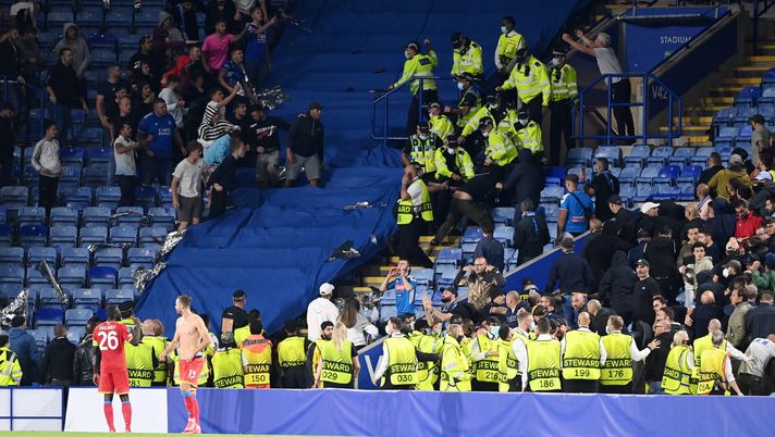 LEICESTER, ENGLAND - SEPTEMBER 16: Fans from both side's clash as police intervene during the UEFA Europa League group C match between Leicester City and SSC Napoli at The King Power Stadium on September 16, 2021 in Leicester, England. (Photo by Shaun Botterill/Getty Images) 