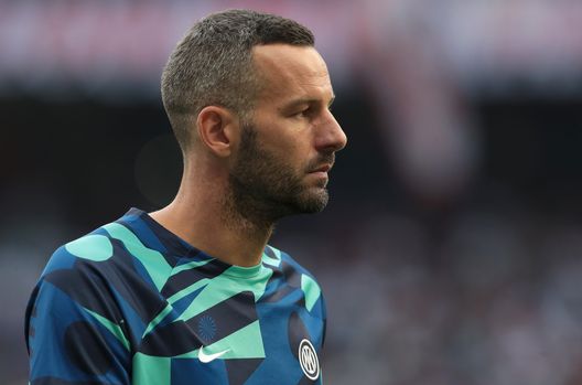 MILAN, ITALY - SEPTEMBER 03: Samir Handanovic of FC Internazionale warms up prior to the Serie A match between AC Milan and FC Internazionale at Stadio Giuseppe Meazza on September 03, 2022 in Milan, Italy. (Photo by Emilio Andreoli - Inter/Inter via Getty Images) WhoScored – Handanovic nella top 11 della 6° giornata: per Samir il punteggio più alto- immagine 2