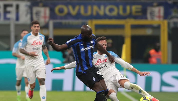 MILAN, ITALY - JANUARY 04: Romelu Lukaku of FC Internazionale, in action, is challenged by Amir Rrhmani of SSC Napoli during the Serie A match between FC Internazionale and SSC Napoli at Stadio Giuseppe Meazza on January 04, 2023 in Milan, Italy. (Photo by Emilio Andreoli - Inter/Inter via Getty Images) Inter-Napoli, continua il tabù assoluto contro i nerazzurri a Milano: i numeri - immagine 1