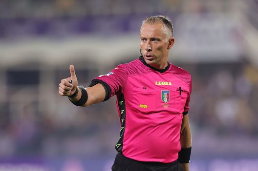 FLORENCE, ITALY - OCTOBER 22: Paolo Valeri referee gestures during the Serie A match between ACF Fiorentina and FC Internazionale at Stadio Artemio Franchi on October 22, 2022 in Florence, Italy. (Photo by Gabriele Maltinti/Getty Images) All’Olimpico il Var funziona, tolto un rigore simile a quello su Lautaro- immagine 2