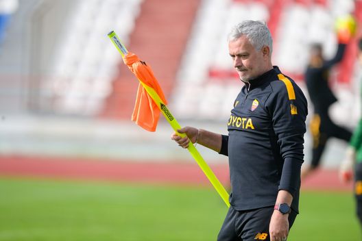 ALBUFEIRA, PORTUGAL - DECEMBER 21: AS Roma coach Josè Mourinho during a training session at Estadio Municipal de Albufeira on December 21, 2022 in Albufeira, Portugal. (Photo by Fabio Rossi/AS Roma via Getty Images) Mourinho