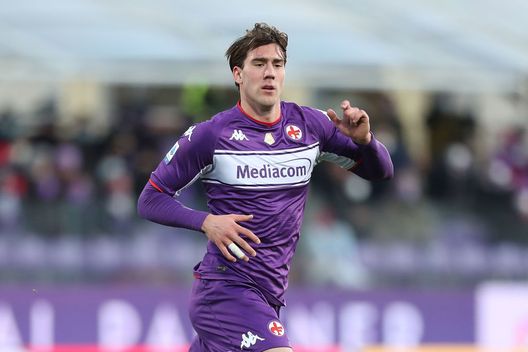 FLORENCE, ITALY - DECEMBER 11: Dusan Vlahovic of ACF Fiorentina in action during the Serie A match between ACF Fiorentina and US Salernitana at Stadio Artemio Franchi on December 11, 2021 in Florence, Italy. (Photo by Gabriele Maltinti/Getty Images) Cobolli Gigli: “Colpo Vlahovic operazione intelligente a differenza di CR7, ho la sensazione sia di Elkann”- immagine 2