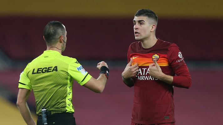 Gianluca Mancini (difensore AS Roma) a colloquio con l'arbitro Marco Guida durante Roma-Milan 1-2 (Serie A 2020-2021) | News (Getty Images) 