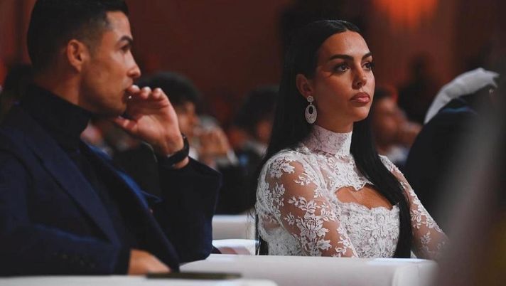 Georgina Rodriguez ai Joy Awards: lady Cristiano Ronaldo sfila con un abito di cristalli - immagine 1