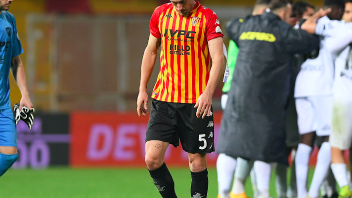 Infortunio per Caldirola: allarme in casa Benevento, cambio e ansia per il difensore - immagine 1