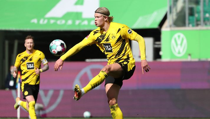 WOLFSBURG, GERMANY - APRIL 24: Erling Haaland of Borussia Dortmund controls the ball during the Bundesliga match between VfL Wolfsburg and Borussia Dortmund at Volkswagen Arena on April 24, 2021 in Wolfsburg, Germany. Sporting stadiums around Germany remain under strict restrictions due to the Coronavirus Pandemic as Government social distancing laws prohibit fans inside venues resulting in games being played behind closed doors. (Photo by Focke Strangmann - Pool/Getty Images) WOLFSBURG, GERMANY - APRIL 24: Erling Haaland of Borussia Dortmund controls the ball during the Bundesliga match between VfL Wolfsburg and Borussia Dortmund at Volkswagen Arena on April 24, 2021 in Wolfsburg, Germany. Sporting stadiums around Germany remain under strict restrictions due to the Coronavirus Pandemic as Government social distancing laws prohibit fans inside venues resulting in games being played behind closed doors. (Photo by Focke Strangmann - Pool/Getty Images)