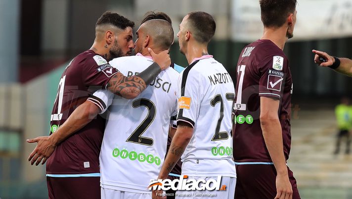 SALERNO, ITALY - AUGUST 25: Player of US Salernitana Raffaele Schiavi vies with US Citta di Palermo player Giuseppe Bellusci during the Serie B match between US Salernitana and US Citta di Palermo on August 25, 2018 in Salerno, Italy.  (Photo by Francesco Pecoraro/Getty Images)  SALERNO, ITALY - AUGUST 25: Player of US Salernitana Raffaele Schiavi vies with US Citta di Palermo player Giuseppe Bellusci during the Serie B match between US Salernitana and US Citta di Palermo on August 25, 2018 in Salerno, Italy.  (Photo by Francesco Pecoraro/Getty Images)