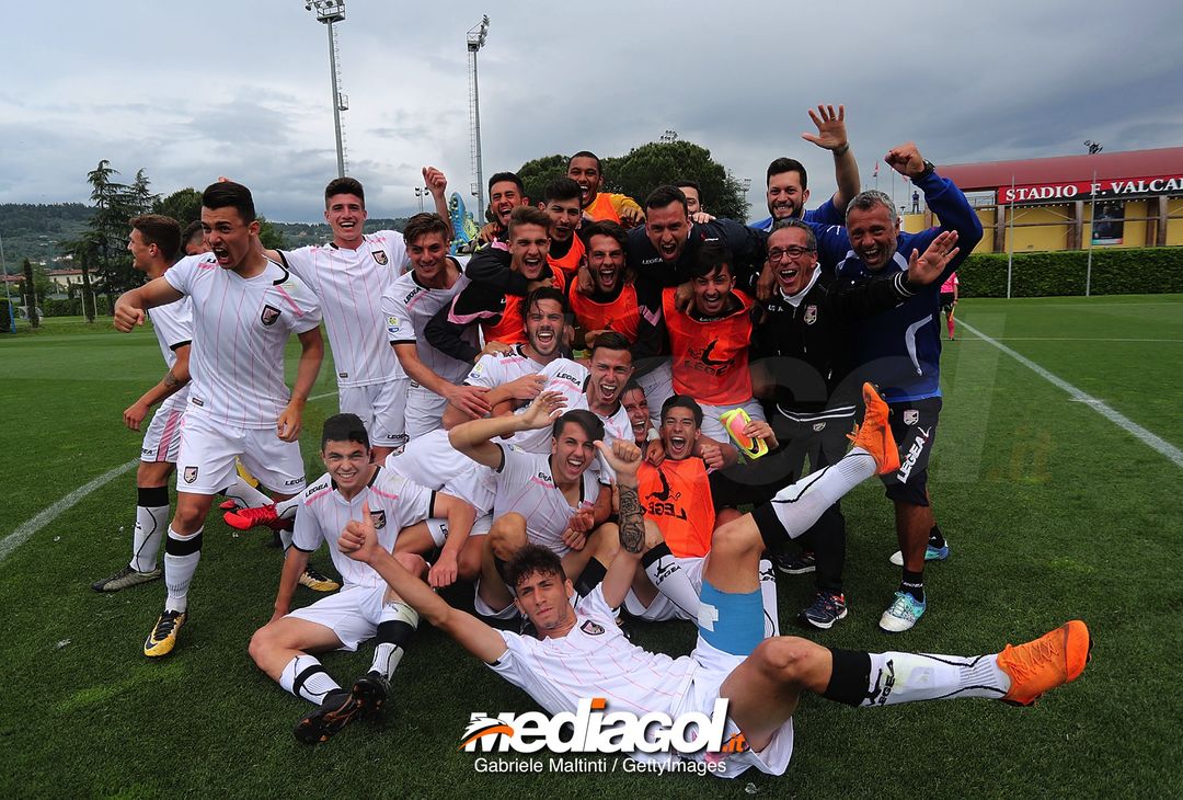  FLORENCE, ITALY - MAY 16: Players of US Citta' di Palermo U19 celebrate the victory during the SuperCoppa primavera 2 match between Novara U19 and US Citta di Palermo U19 at Centro Tecnico Federale di Coverciano on May 16, 2018 in Florence, Italy.  (Photo by Gabriele Maltinti/Getty Images) 