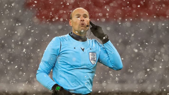 MUNICH, GERMANY - APRIL 07: Match Referee, Antonio Mateu Lahoz reacts during the UEFA Champions League Quarter Final match between FC Bayern Munich and Paris Saint-Germain at Allianz Arena on April 07, 2021 in Munich, Germany. Sporting stadiums around Germany remain under strict restrictions due to the Coronavirus Pandemic as Government social distancing laws prohibit fans inside venues resulting in games being played behind closed doors. (Photo by Alexander Hassenstein/Getty Images) MUNICH, GERMANY - APRIL 07: Match Referee, Antonio Mateu Lahoz reacts during the UEFA Champions League Quarter Final match between FC Bayern Munich and Paris Saint-Germain at Allianz Arena on April 07, 2021 in Munich, Germany. Sporting stadiums around Germany remain under strict restrictions due to the Coronavirus Pandemic as Government social distancing laws prohibit fans inside venues resulting in games being played behind closed doors. (Photo by Alexander Hassenstein/Getty Images)