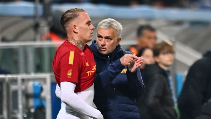 REGGIO NELL'EMILIA, ITALY - NOVEMBER 09: Jose Mourinho speaks to Rick Karsdorp of AS Roma before they are substituted during the Serie A match between US Sassuolo and AS Roma at Mapei Stadium - Citta' del Tricolore on November 09, 2022 in Reggio nell'Emilia, Italy. (Photo by Alessandro Sabattini/Getty Images) Sky: “Karsdorp, situazione sembra essersi assestata: la Roma ha detto all’entourage che…” - immagine 1