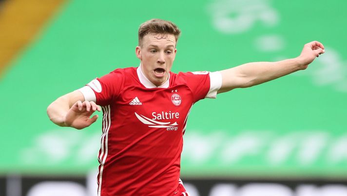 GLASGOW, SCOTLAND - FEBRUARY 27: Lewis Ferguson of Aberdeen controls the ball during the Ladbrokes Scottish Premiership match between Celtic and Aberdeen at Celtic Park on February 27, 2021 in Glasgow, Scotland. Sporting stadiums around the UK remain under strict restrictions due to the Coronavirus Pandemic as Government social distancing laws prohibit fans inside venues resulting in games being played behind closed doors. (Photo by Ian MacNicol/Getty Images) Mercato – Arriva Ferguson - immagine 1